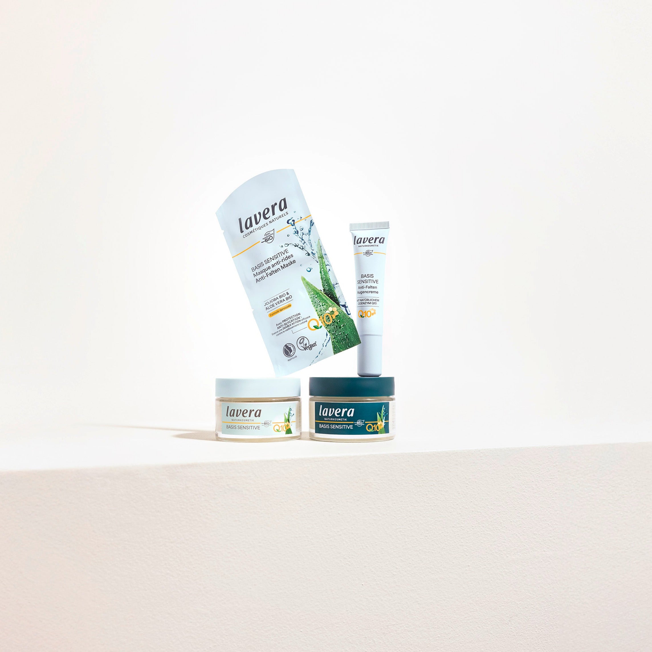 lavera Basis sensitive q10 Produkte auf dem hellen Hintergrund