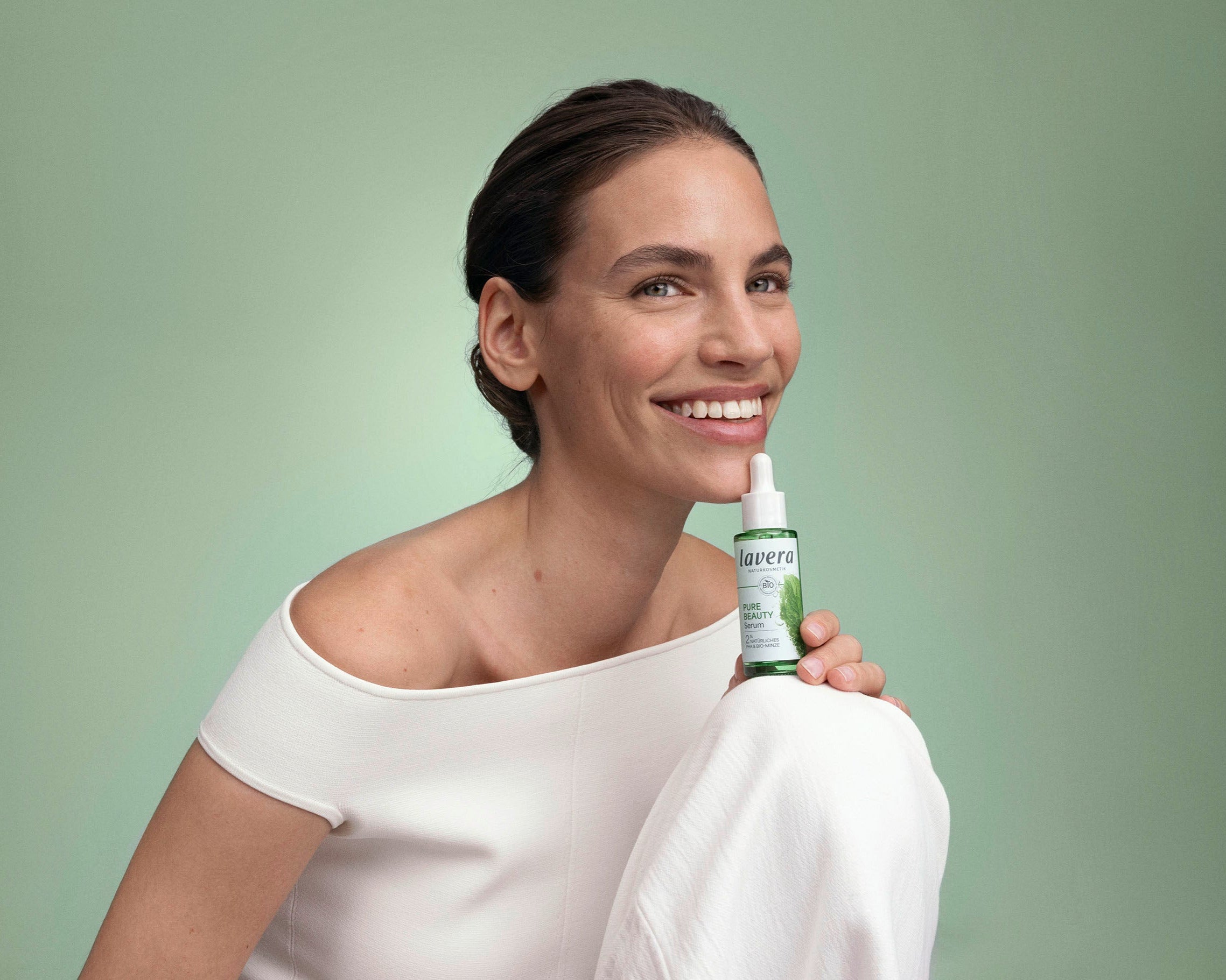 Frau mit Pure Beauty Produkt in der Hand