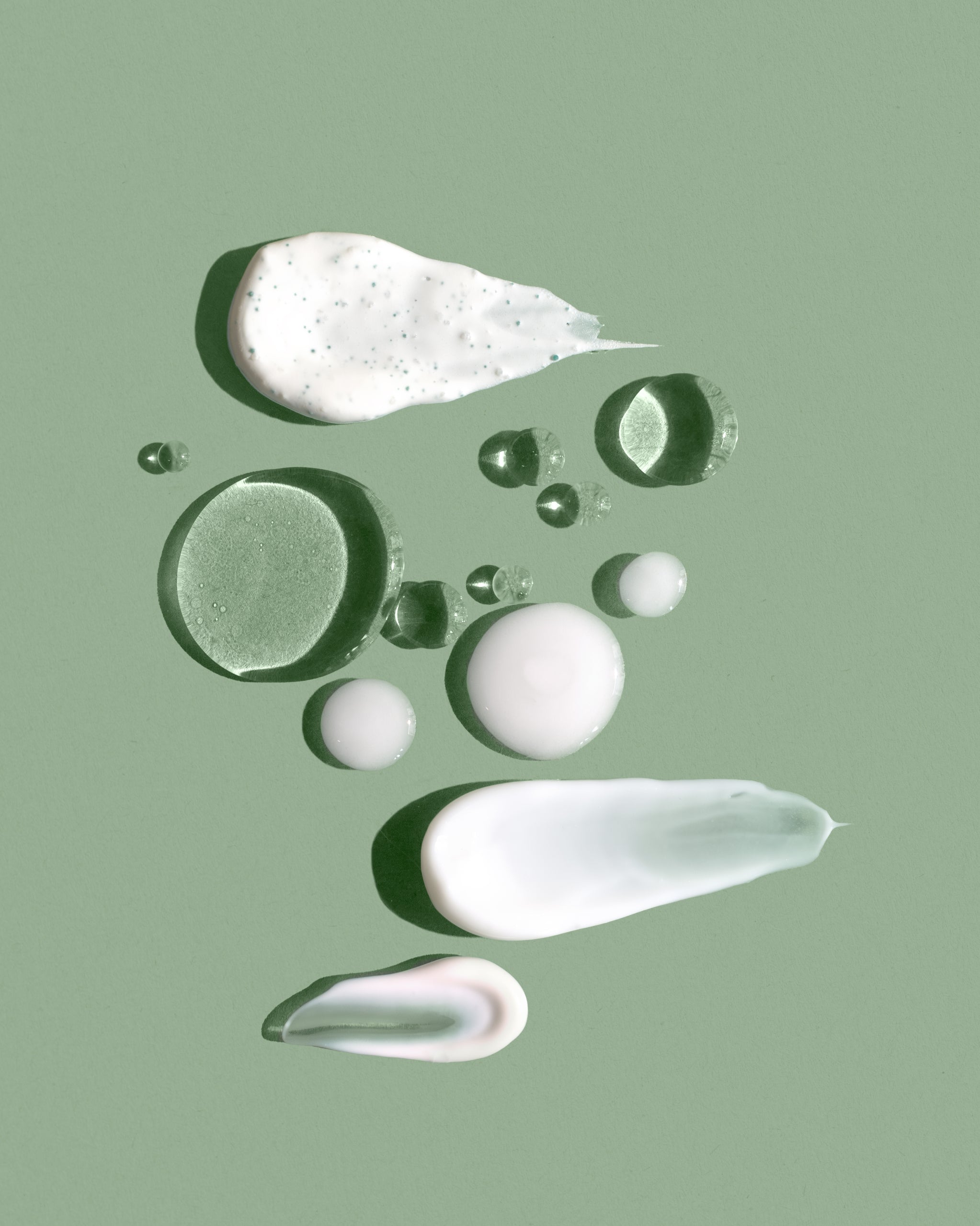Tropfen der verschiedenen Pure Beauty Produkte