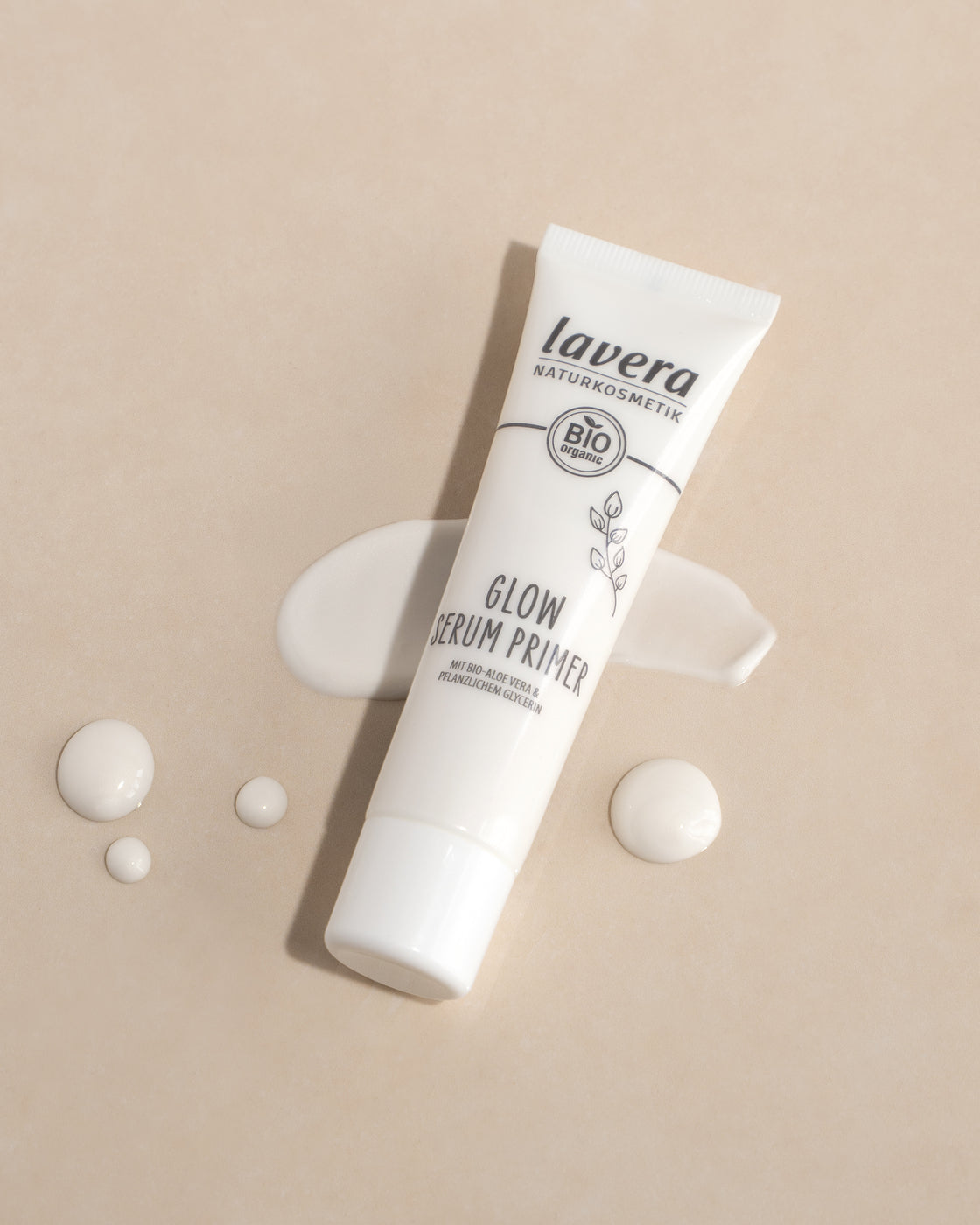 Glow Serum Primer liegend mit Textur rechts und links