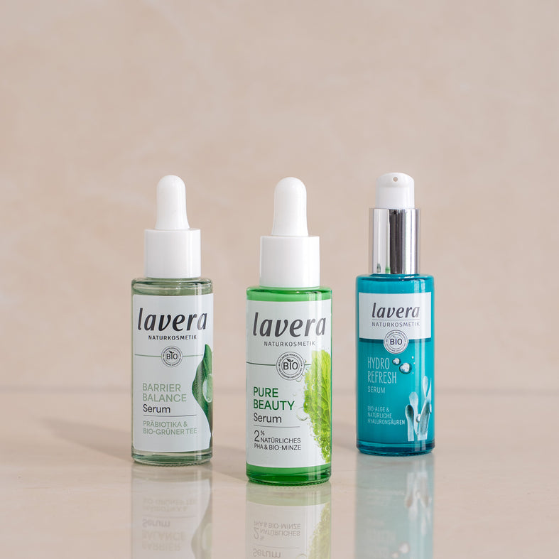 Trzy sera lavera na lustrzanej powierzchni: Barrier Balance, Pure Beauty, Hydro Refresh