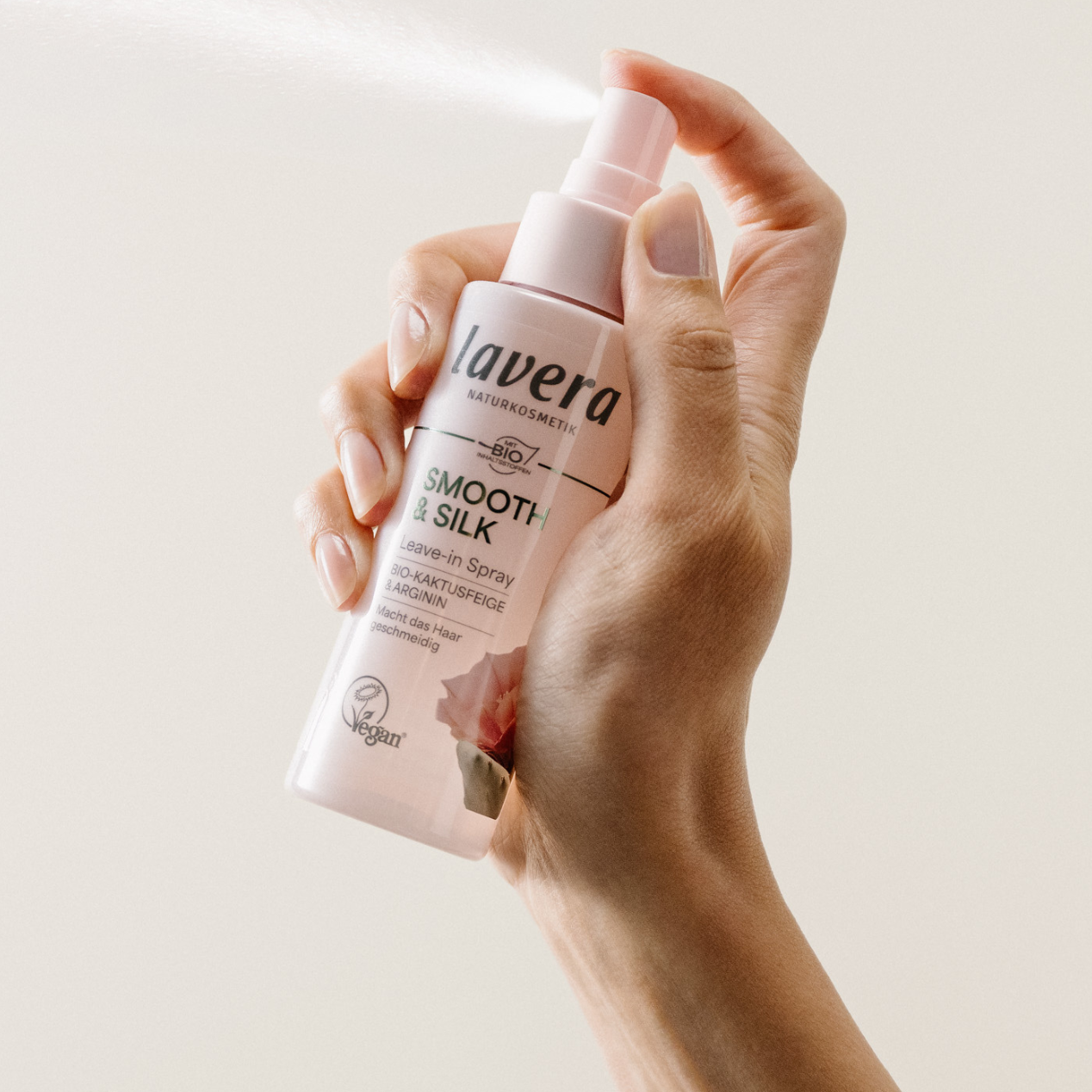 lavera Spray leave-in Smooth & Silk podczas aplikacji