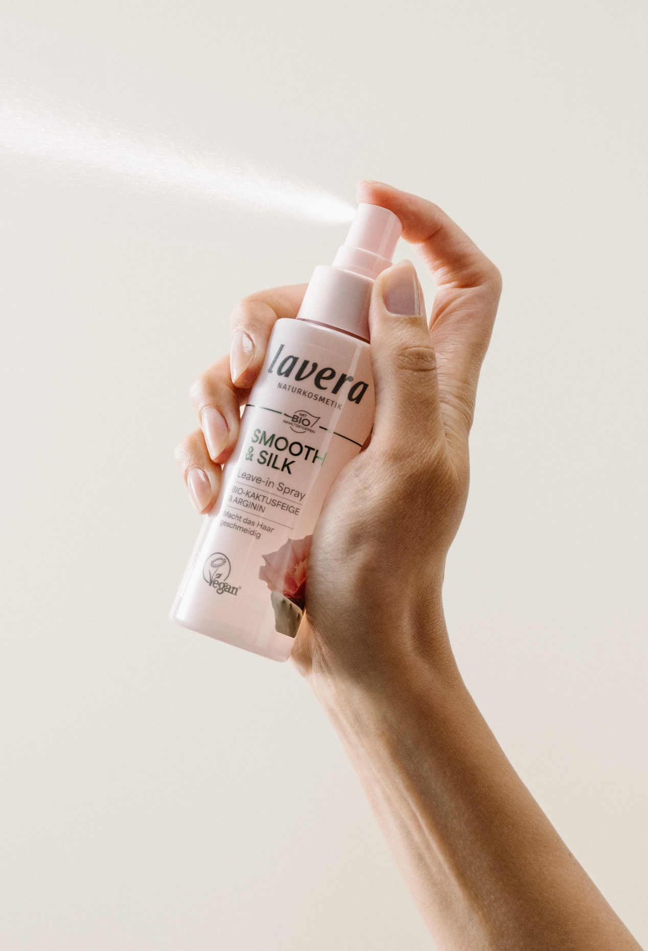 lavera Spray leave-in Smooth & Silk podczas aplikacji
