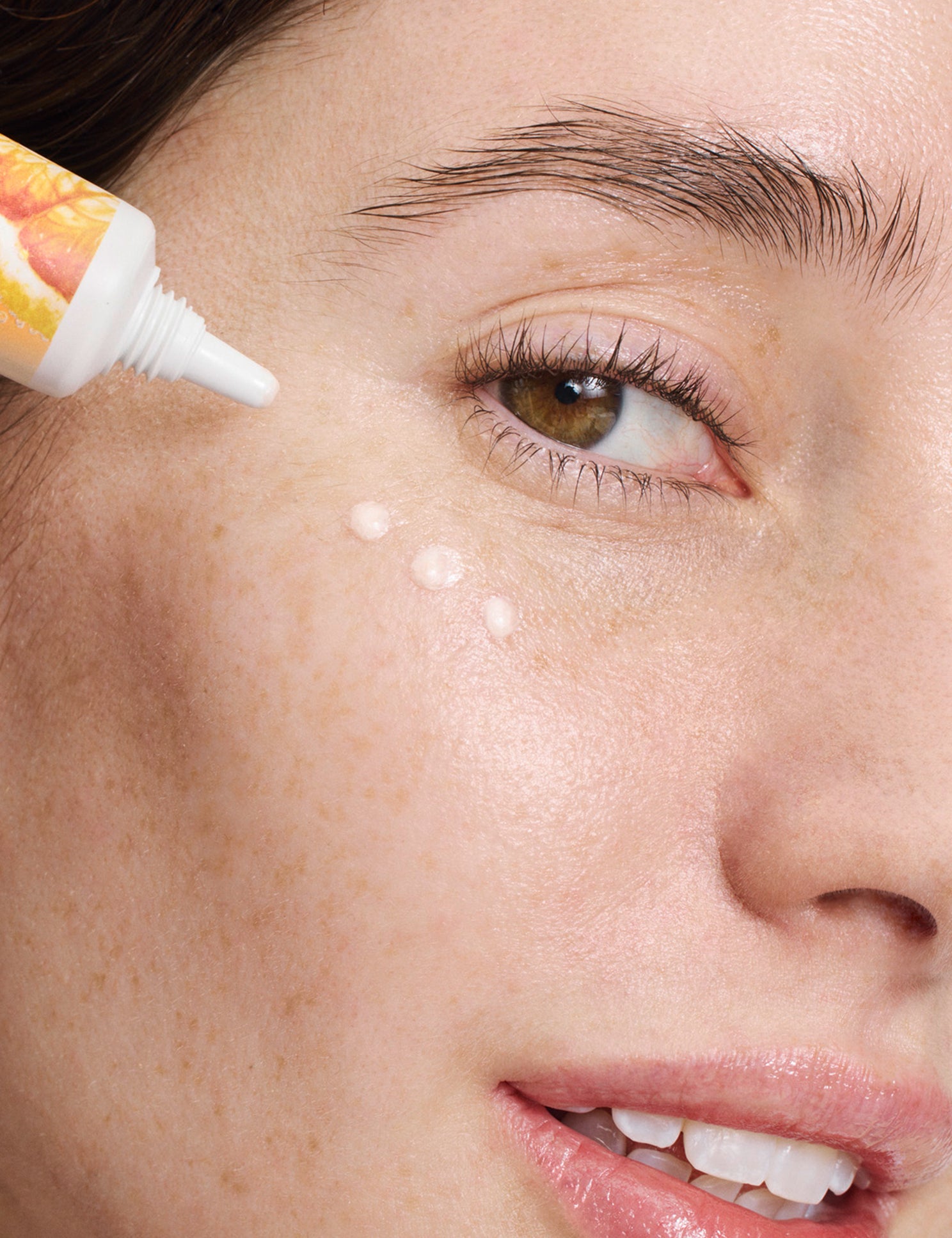 lavera Glow by Nature Illuminating Eye Cream in der Anwendung