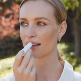 lavera basis sensitive Lippenbalsam in der Anwendung