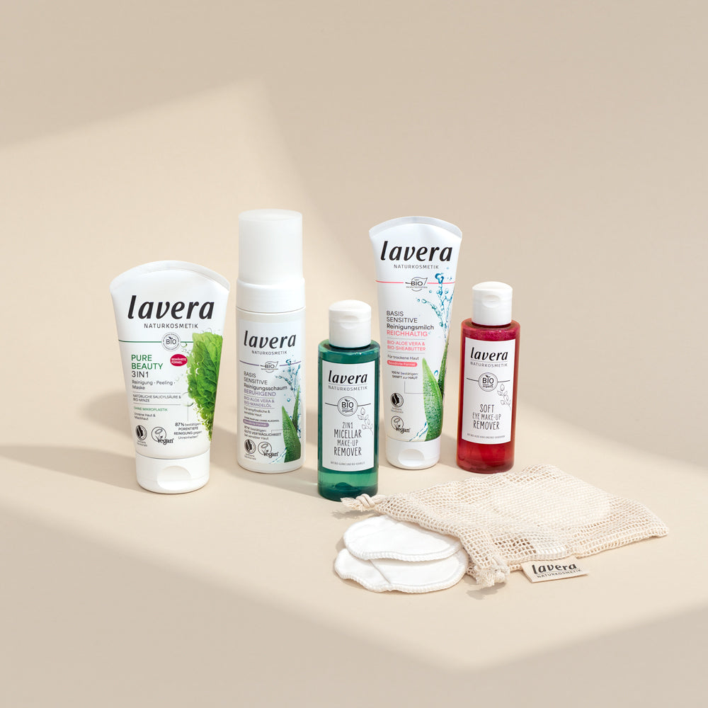 lavera Produkty do demakijażu z płatkami ułożone obok siebie