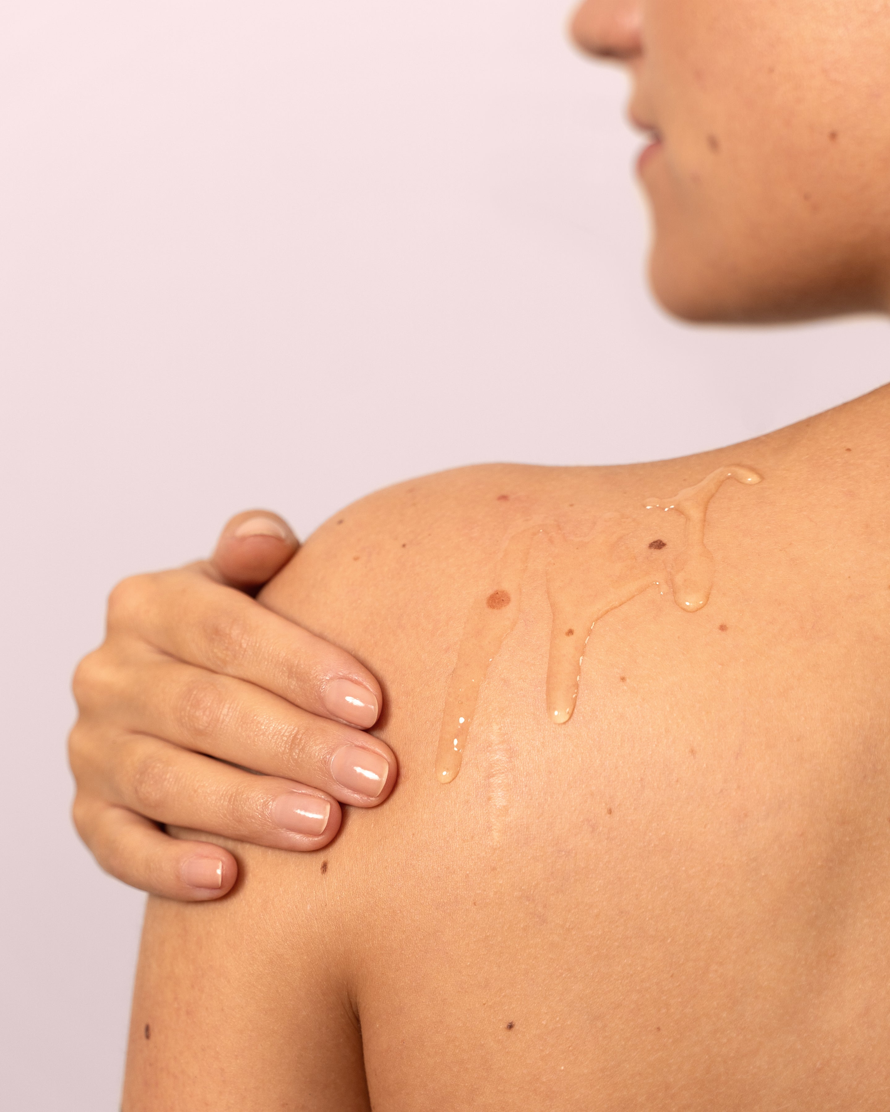 Körperöl auf der Schulter einer weiblichen Person