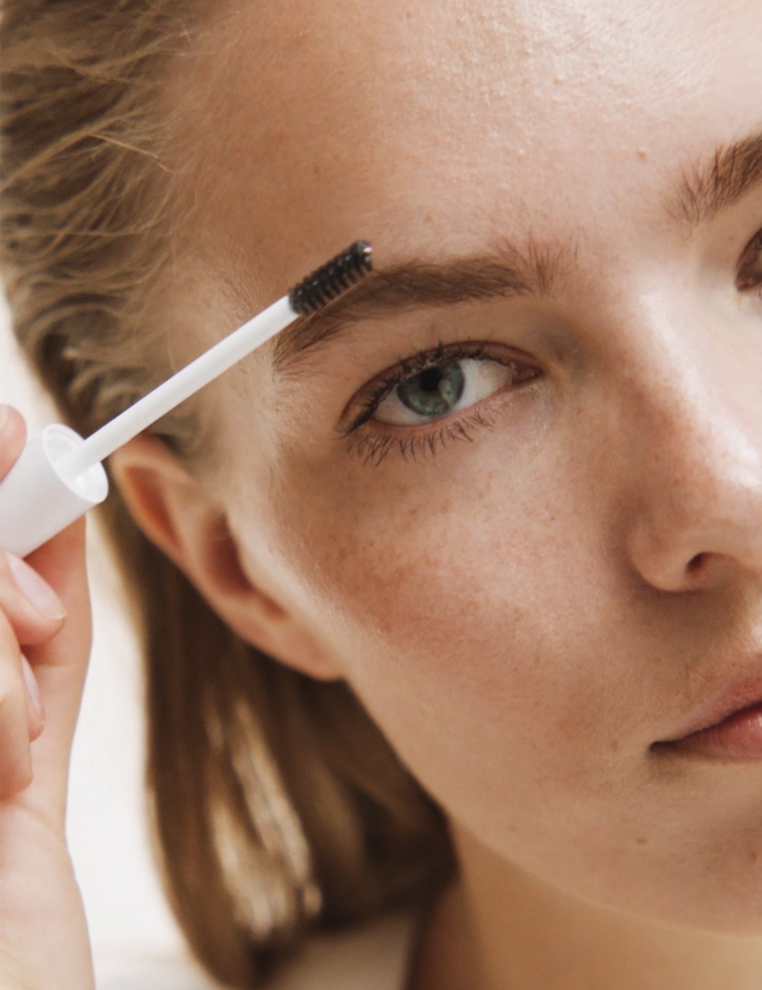 lavera Brow Control -Transparent 01- podczas aplikacji