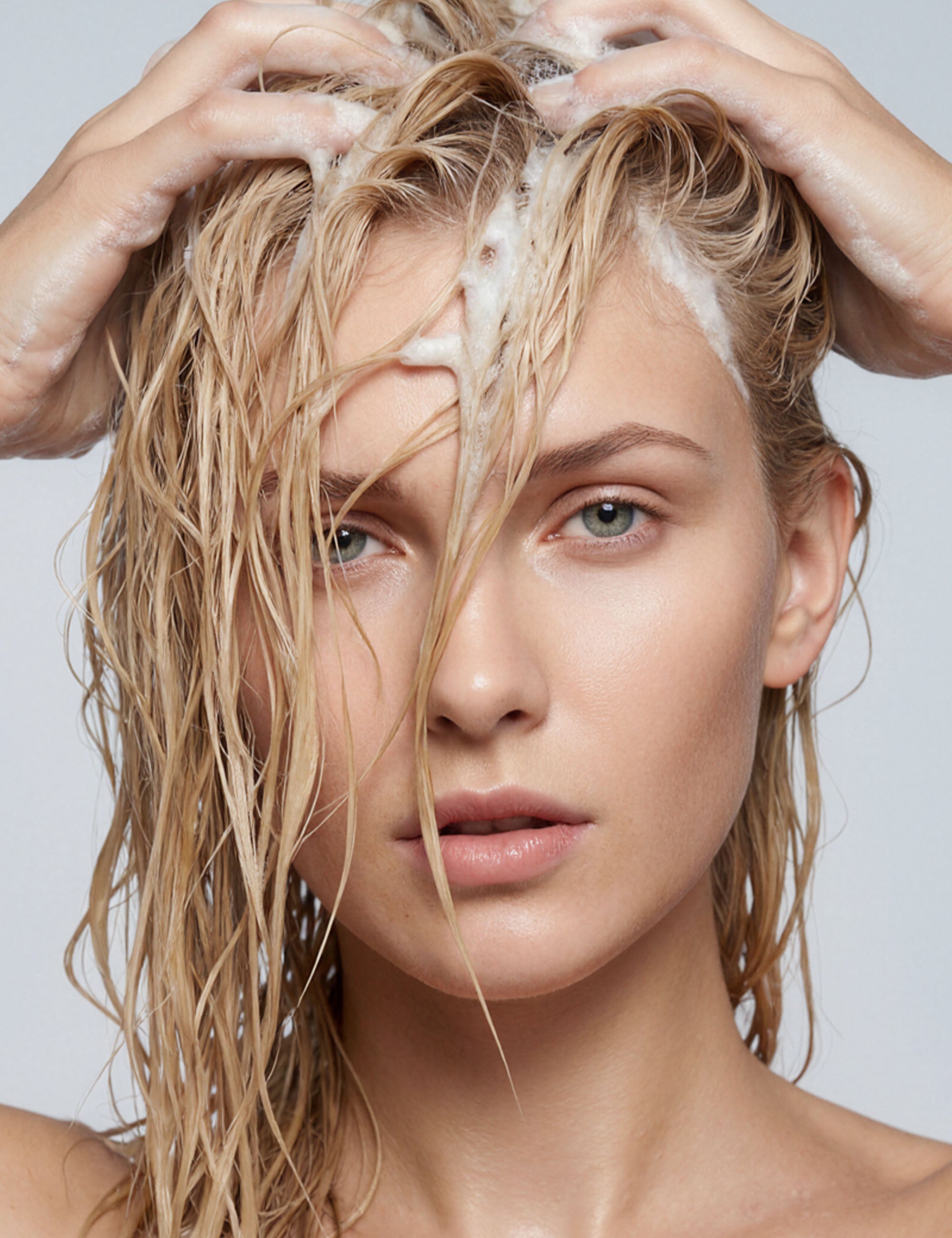 lavera Szampon pielęgnacyjny basis sensitive Hydrate & Care podczas aplikacji