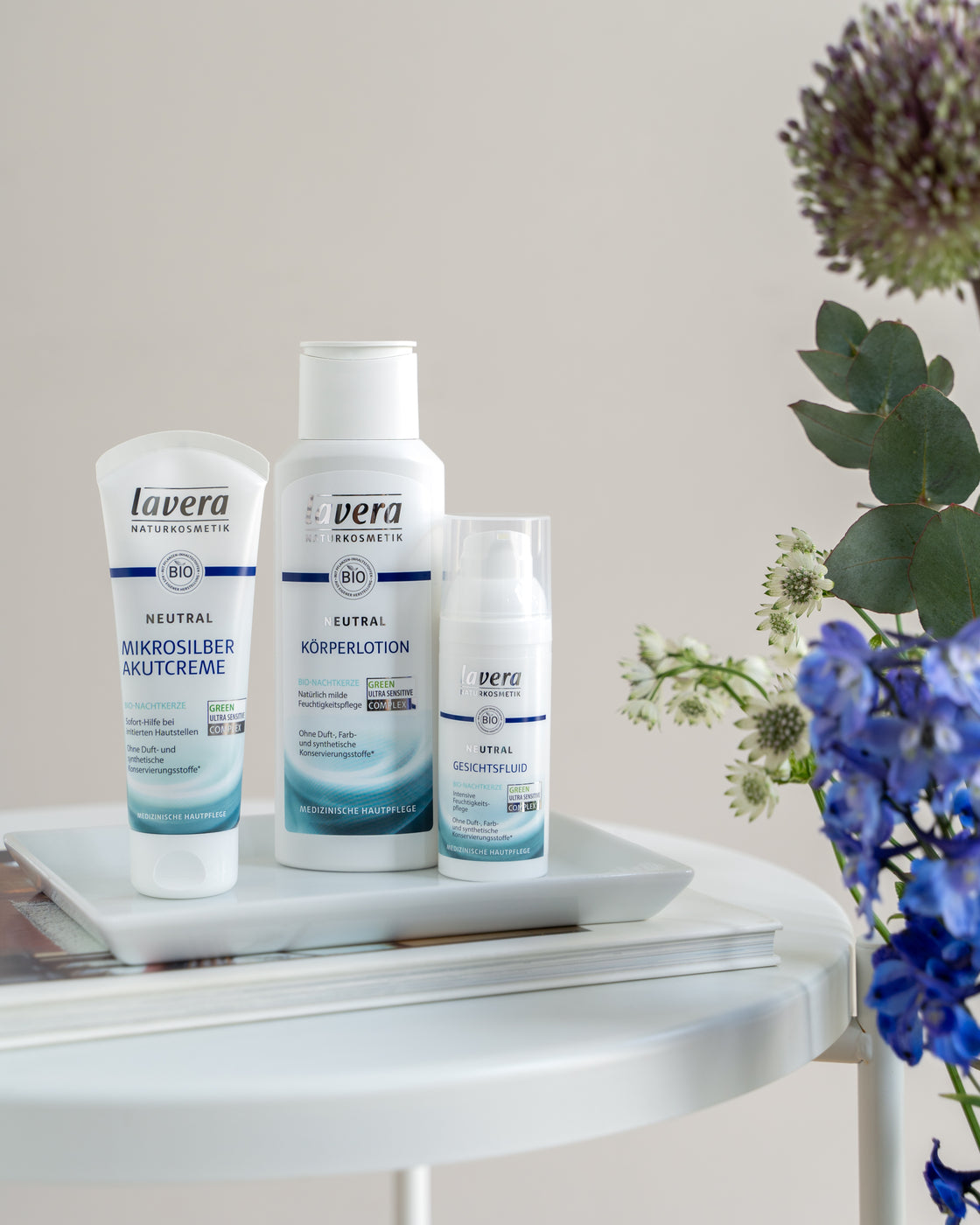 Lavera Neutral Pflegeprodukte nebeneinander auf einem weißen Tisch