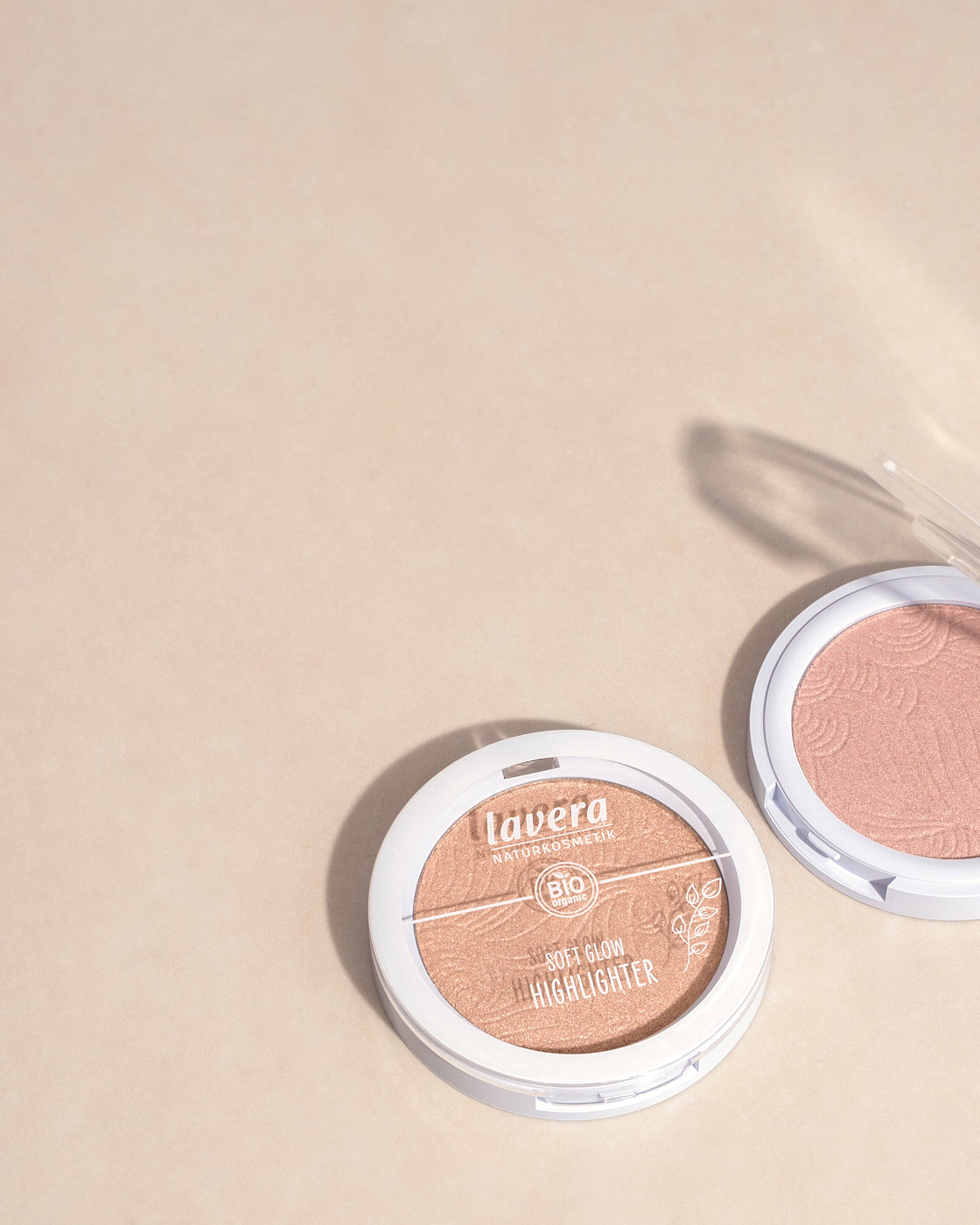 Soft Glow Highlighter liegend vor beschem Hintergrund