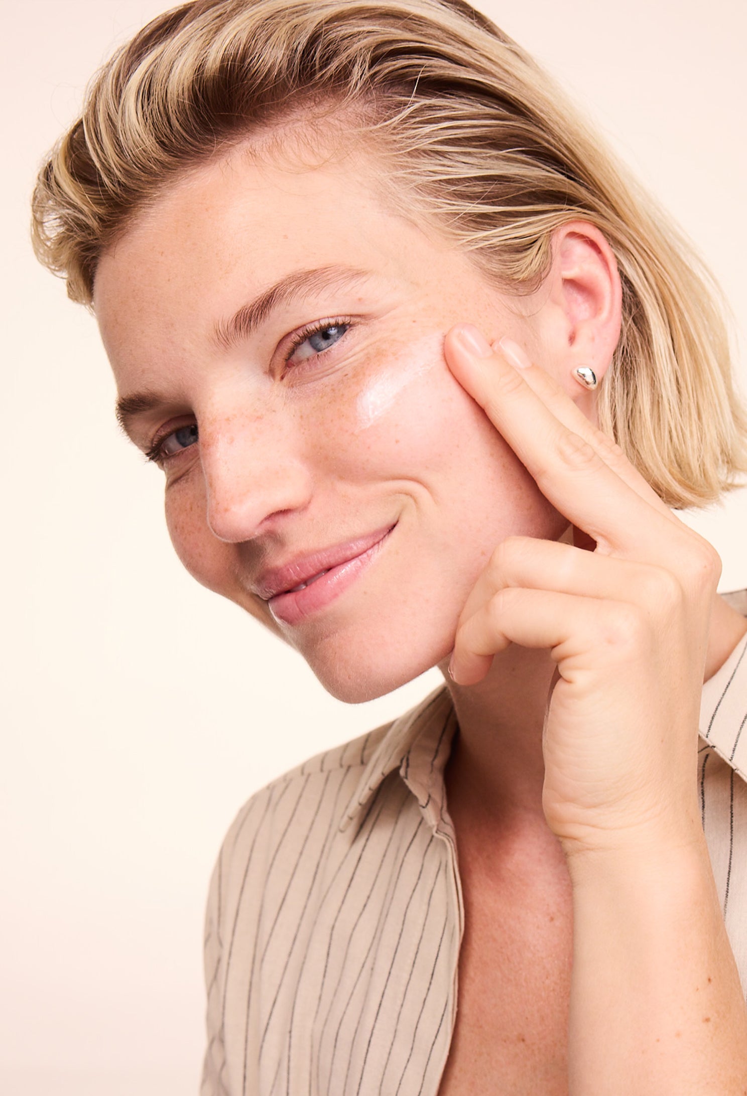 lavera basis sensitive Beruhigende Nachtcreme in der Anwendung