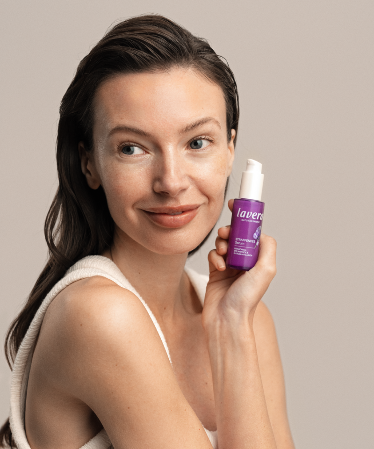 lavera Serum ujędrniające podczas aplikacji