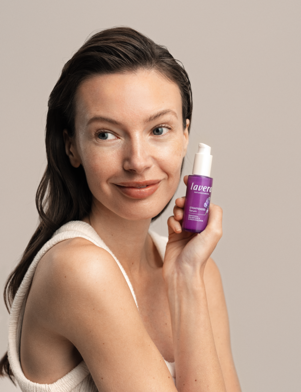 lavera Serum ujędrniające podczas aplikacji