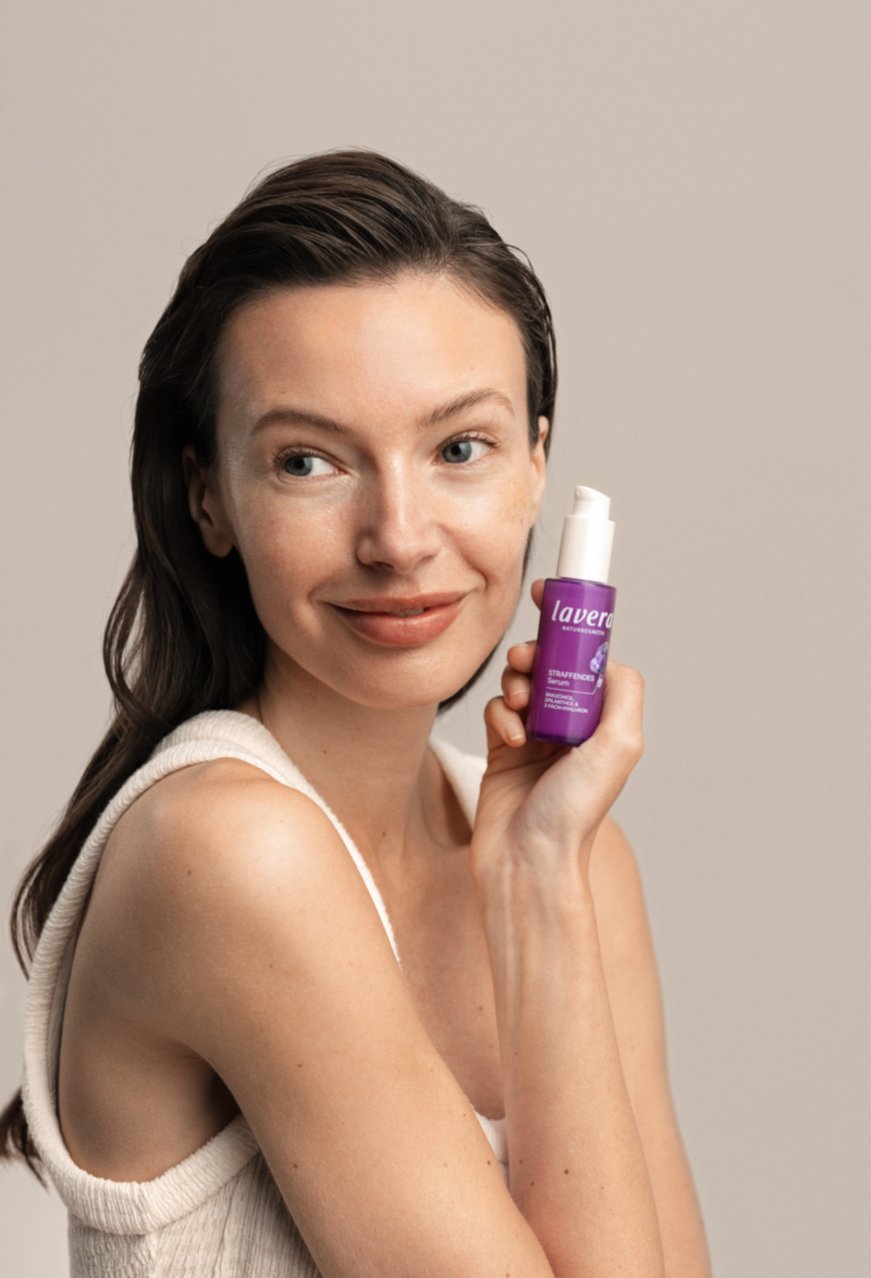 lavera Serum ujędrniające podczas aplikacji
