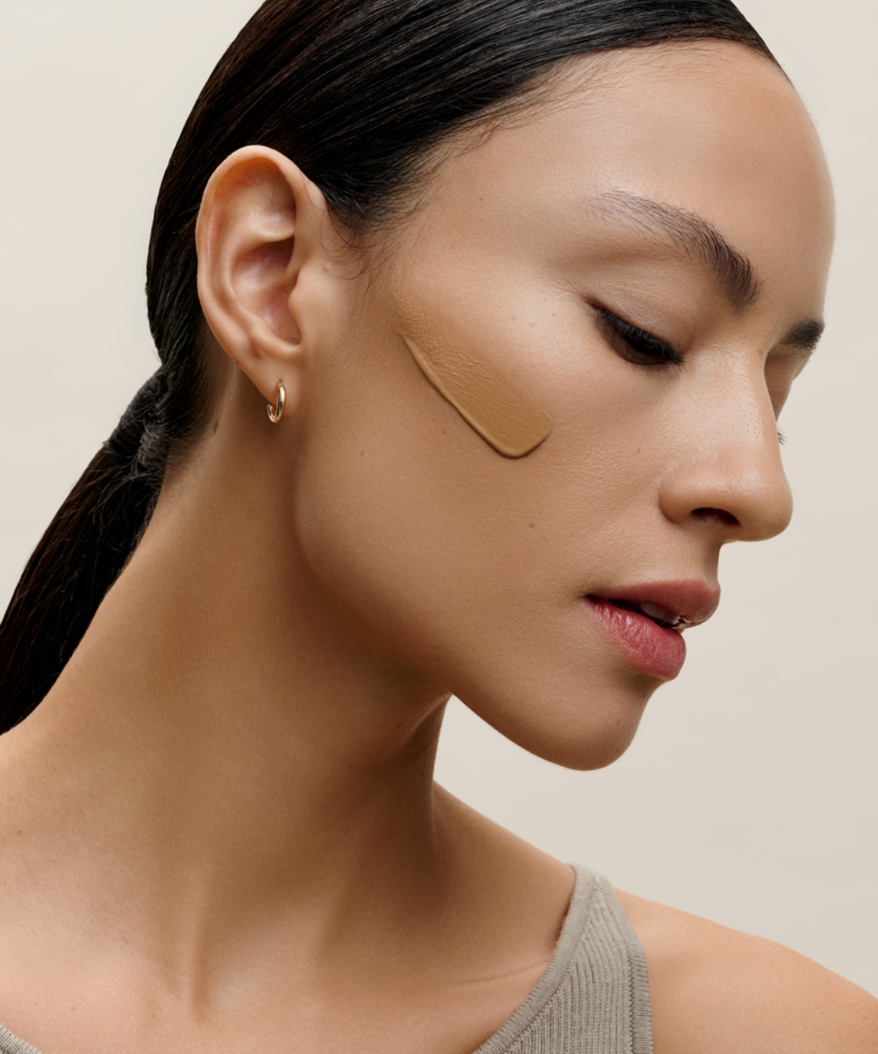 lavera Hyaluron Liquid Foundation -Golden Sand 07- in der Anwendung