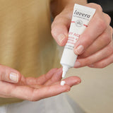 lavera MY AGE Augen- & Lippenkonturcreme in der Anwendung