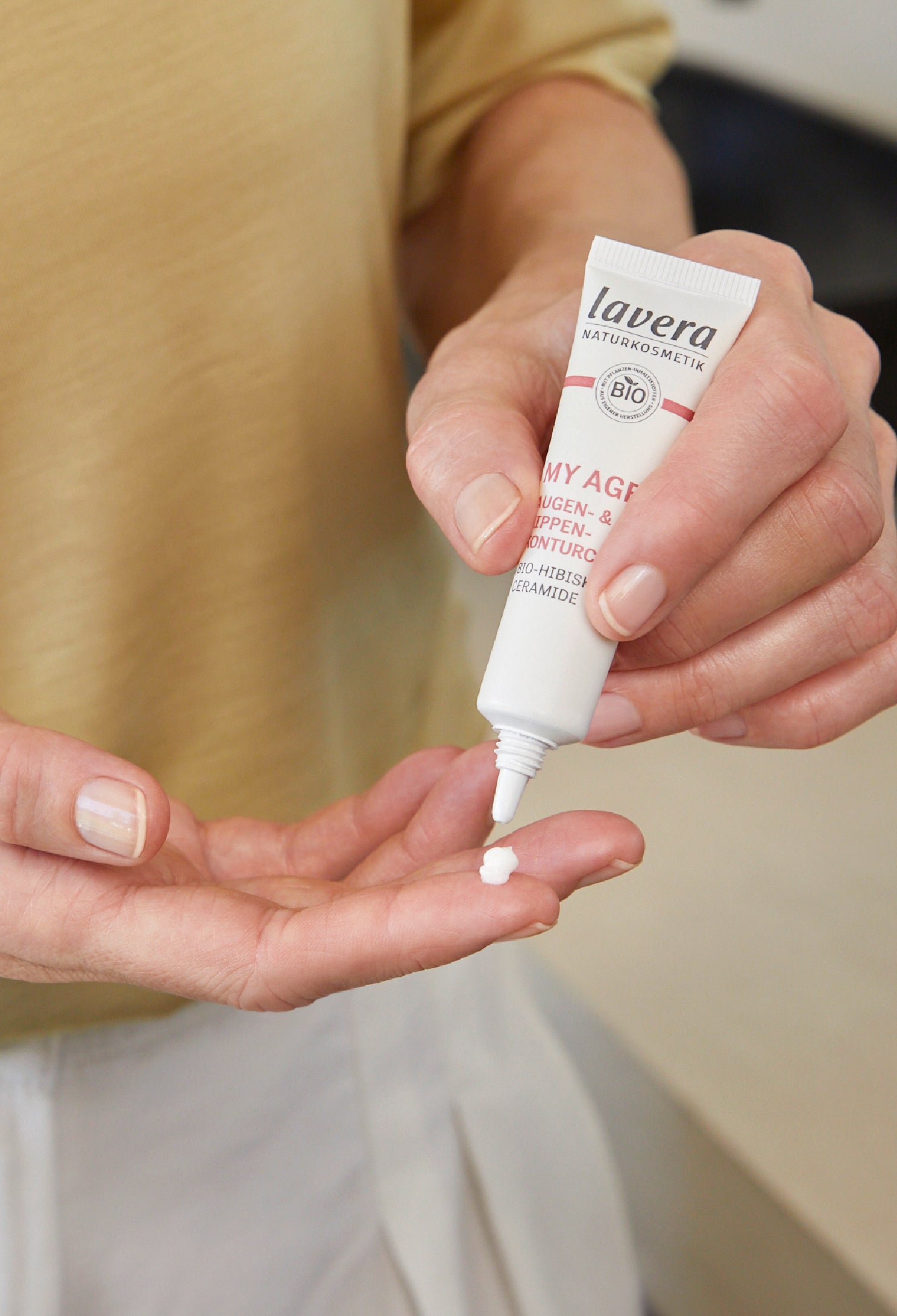 lavera MY AGE Augen- & Lippenkonturcreme in der Anwendung