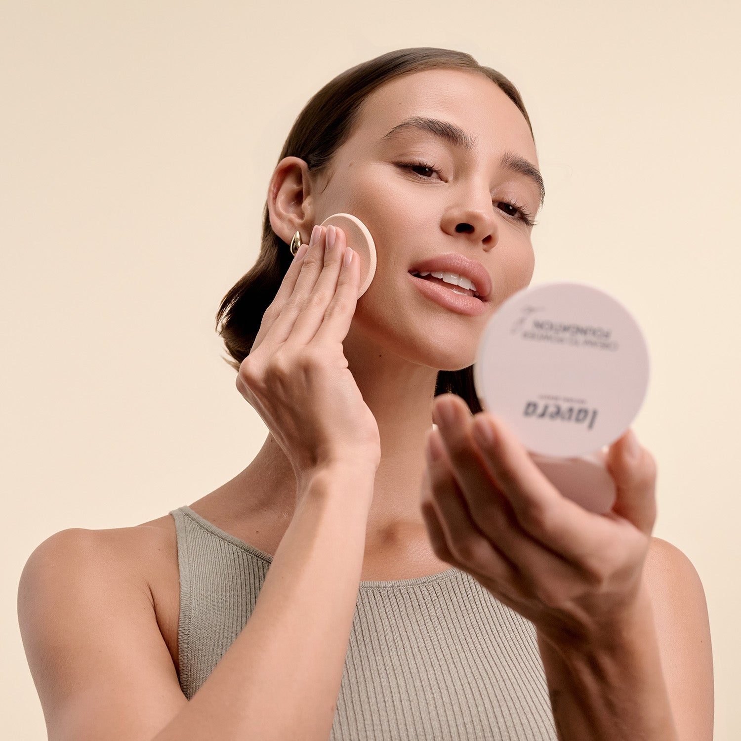 lavera Cream to Powder Foundation -Tanned 2.0- in der Anwendung