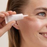 lavera Glow Skin Hydrating Fluid podczas aplikacji
