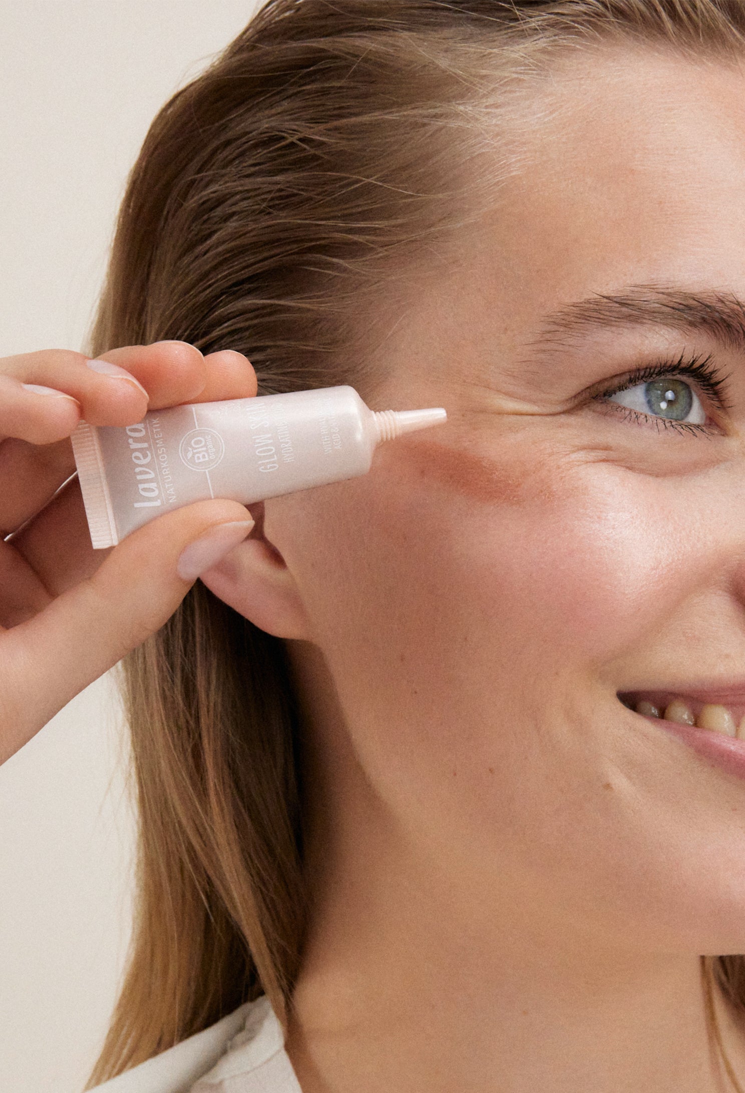 lavera Glow Skin Hydrating Fluid podczas aplikacji