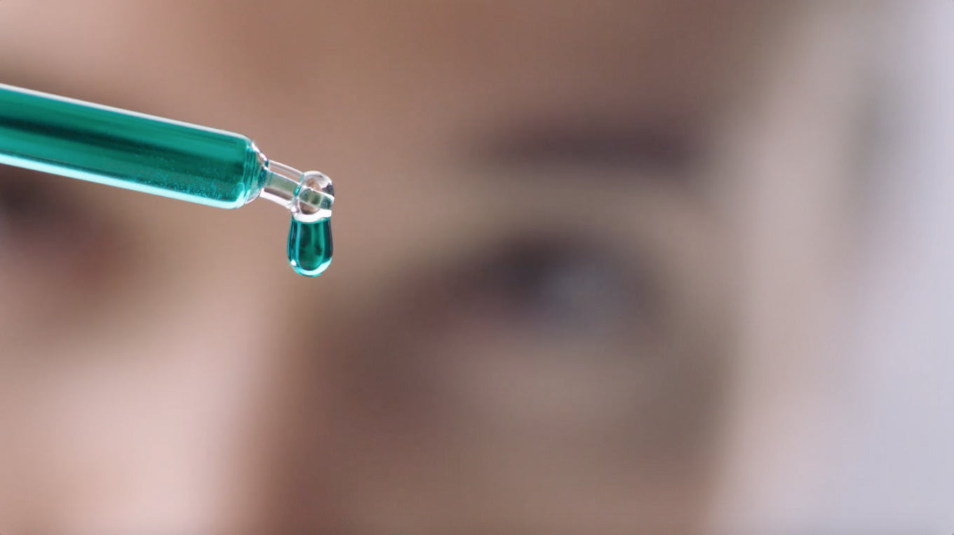 pipette nahaufnahme, blaue flüssigkeit