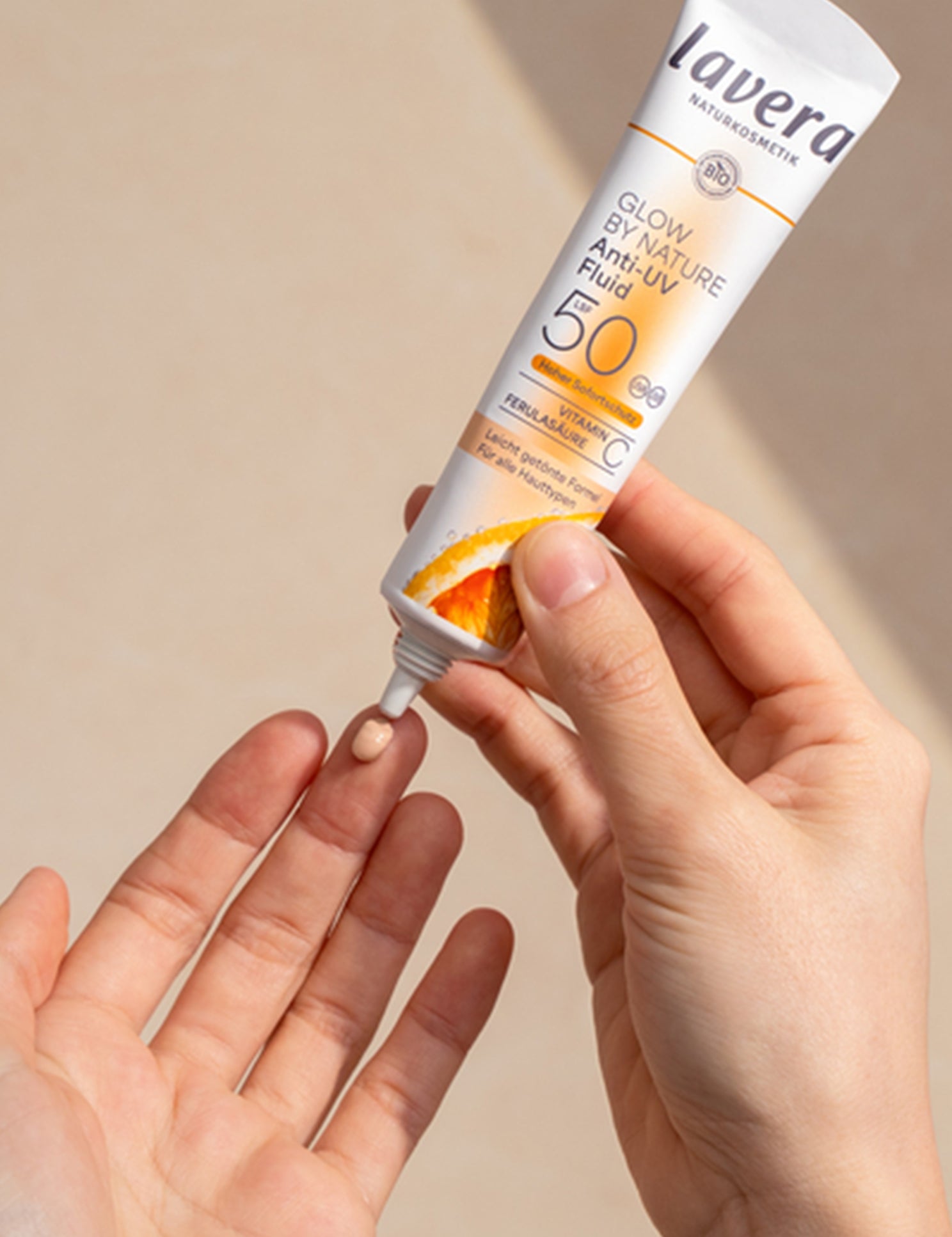 lavera Fluid Anti-UV Glow by Nature SPF 50 podczas aplikacji