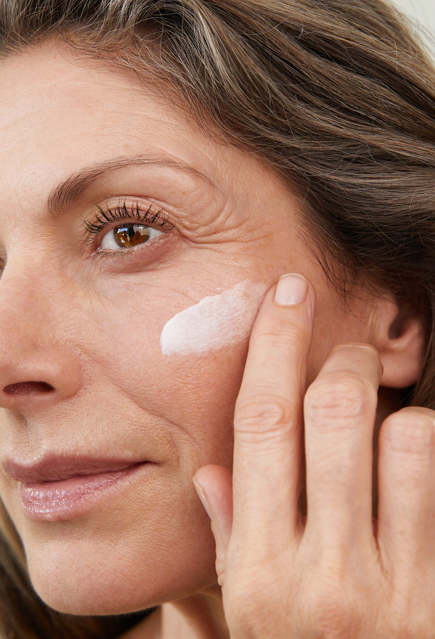 lavera MY AGE Festigende Tagespflege in der Anwendung