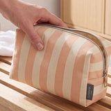 lavera Kosmetiktasche – Sunset Stripes in der Anwendung (AI-generated)