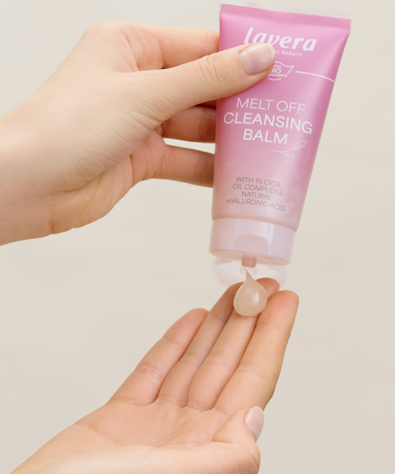 lavera Melt Off Cleansing Balm in der Anwendung