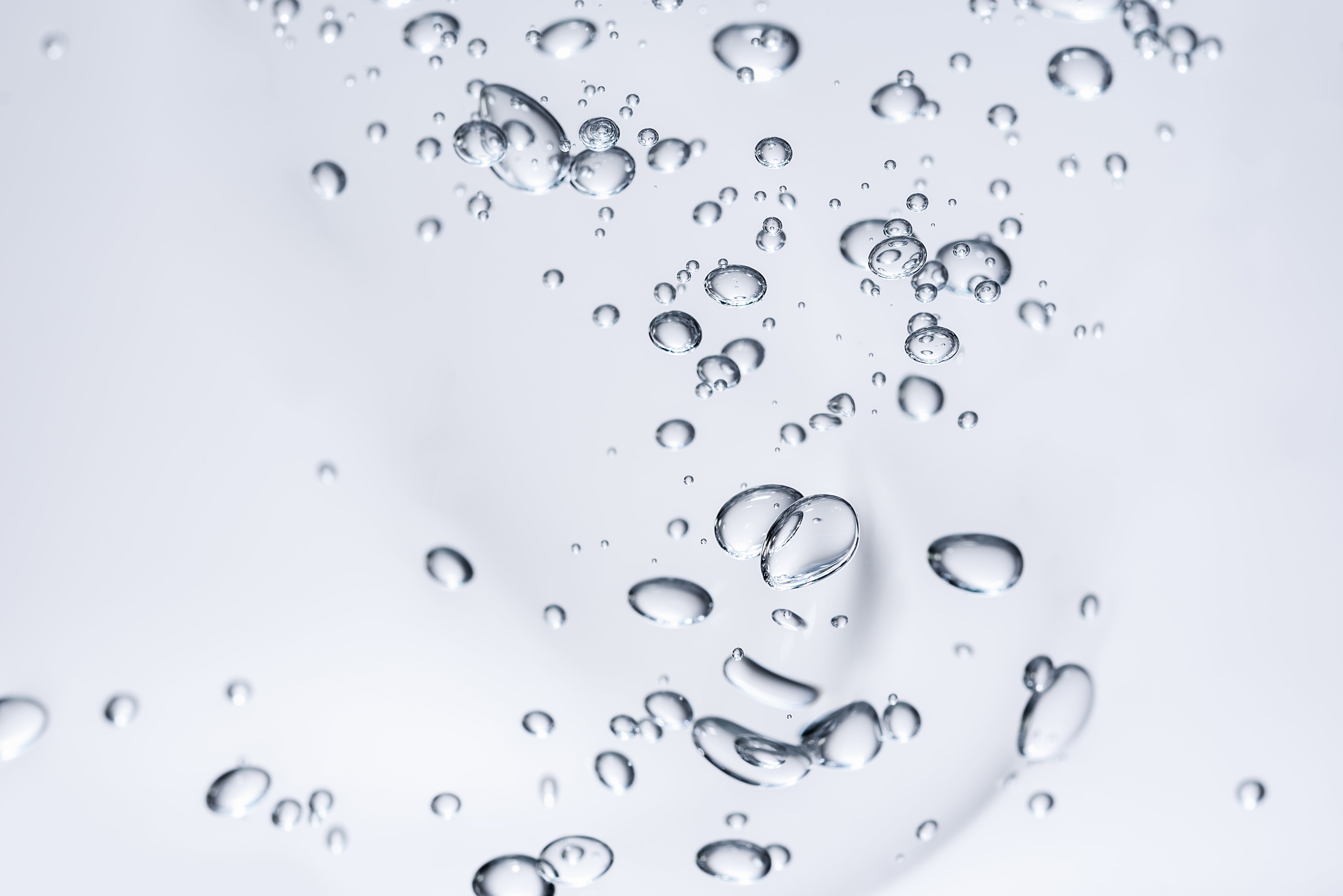 Unoszące się kropelki wody na jasnym tle, świeże nawilżenie