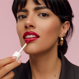 lavera Pure Satin Liquid Lipstick -Poppy Red 01- podczas aplikacji