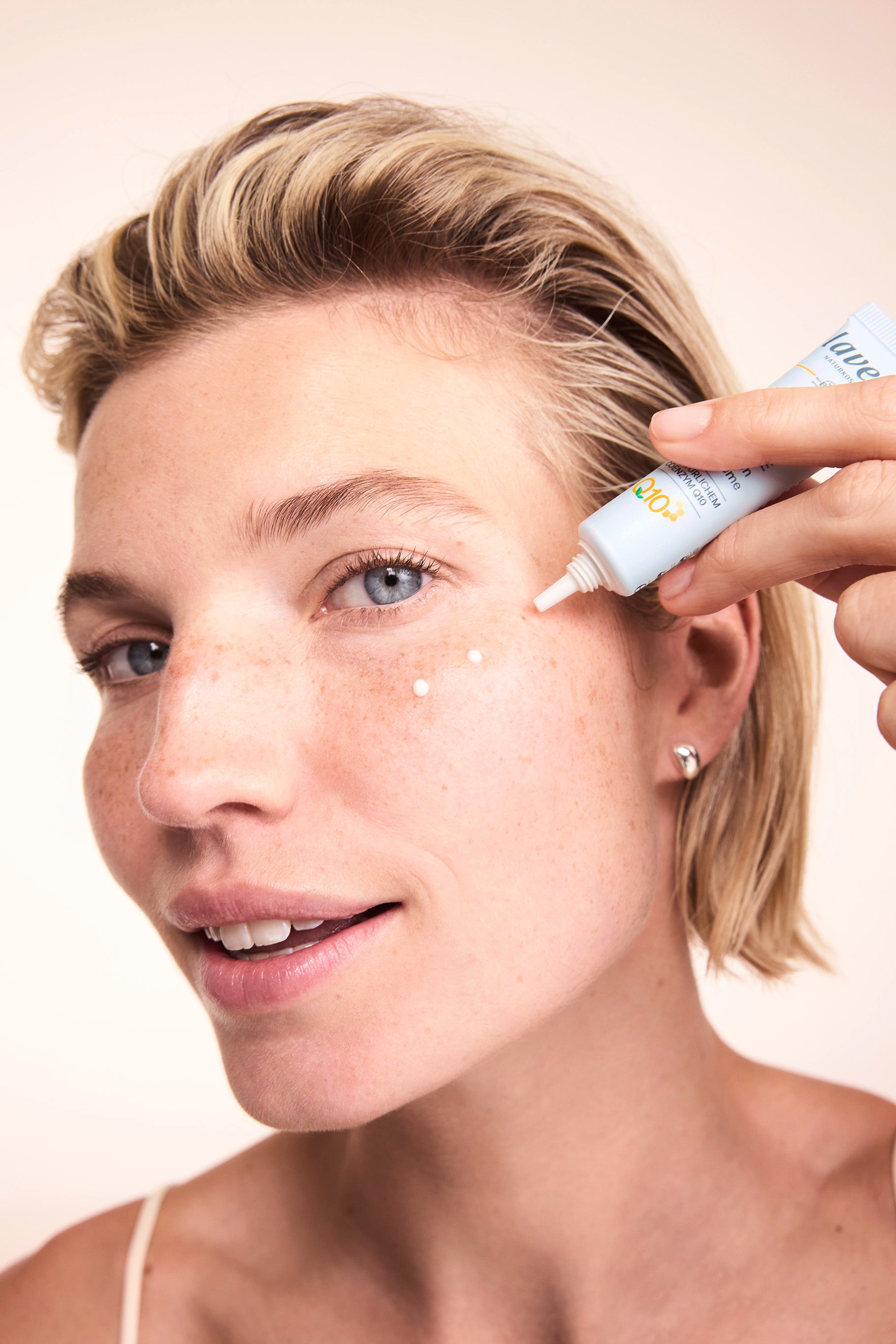 lavera basis sensitive Anti-Falten Augencreme Q10 in der Anwendung