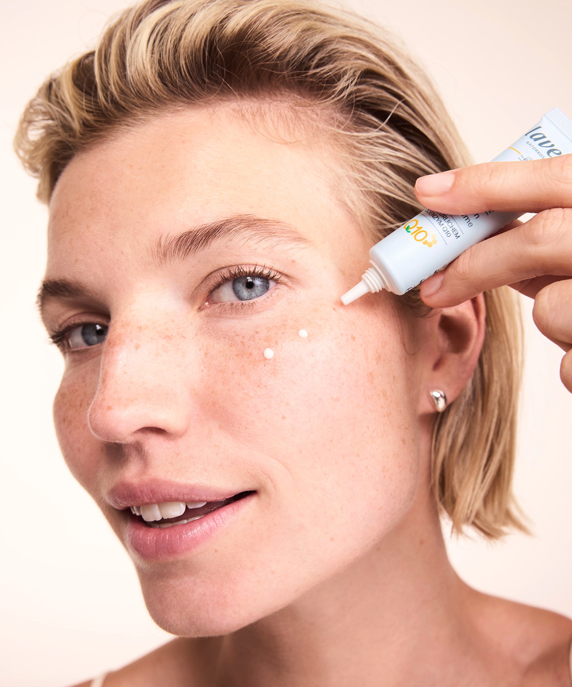 lavera basis sensitive Anti-Falten Augencreme Q10 in der Anwendung