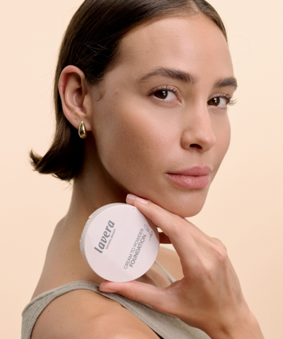 lavera Cream to Powder Foundation -Medium Tanned 1.8- podczas aplikacji