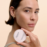 lavera Cream to Powder Foundation -Medium Tanned 1.8- podczas aplikacji
