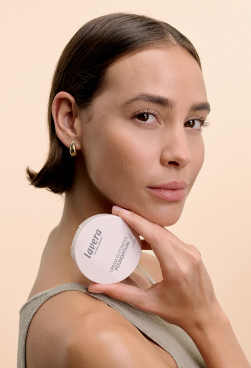 lavera Cream to Powder Foundation -Medium Tanned 1.8- podczas aplikacji