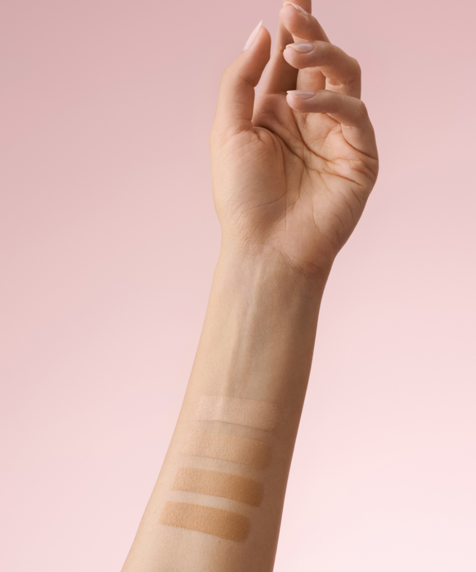 lavera Cream to Powder Foundation -Medium 1.2- podczas aplikacji