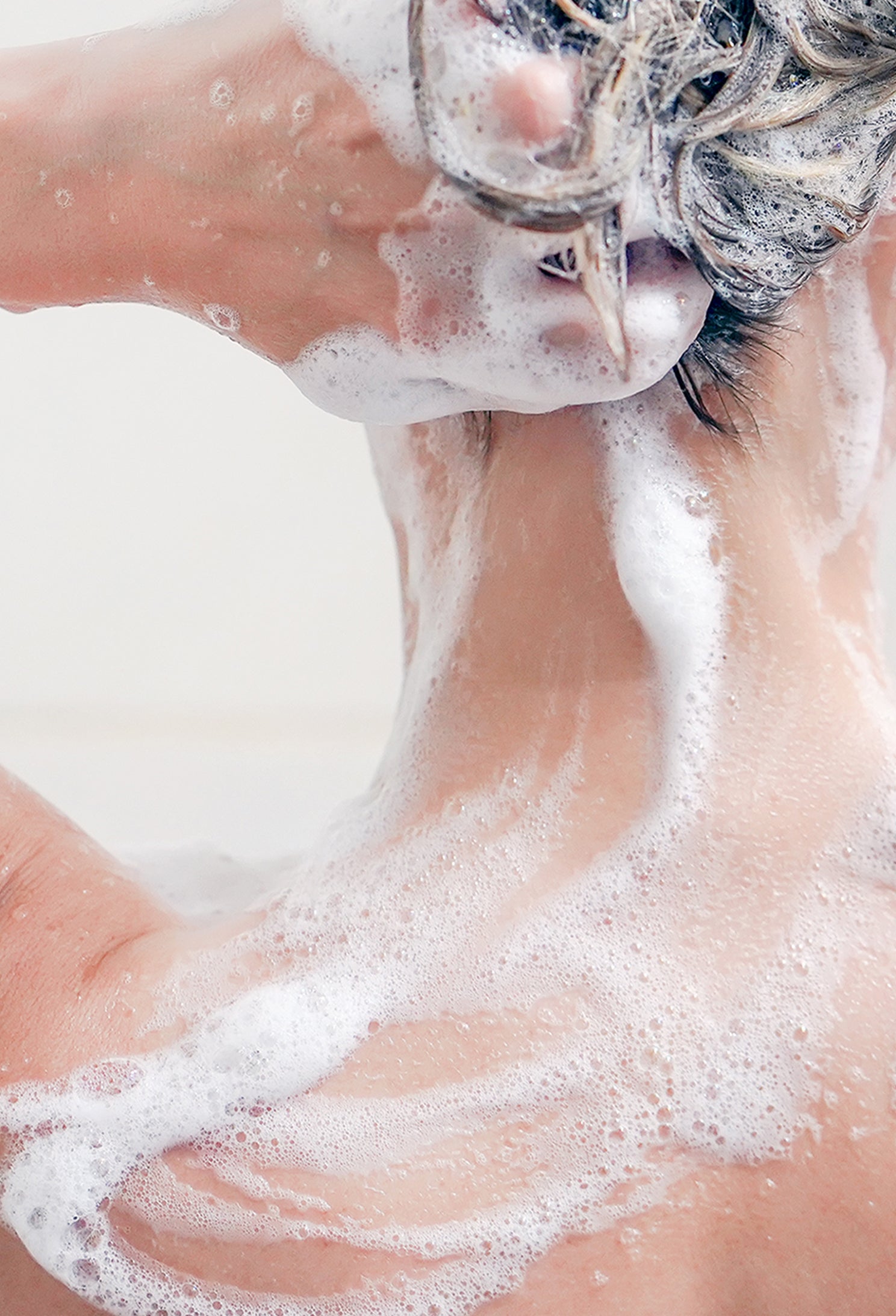 lavera Neutral Dusch-Shampoo in der Anwendung