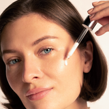 lavera Serum ochronne dla komórek Skin Longevity podczas aplikacji