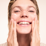 lavera basis sensitive Reinigungsschaum in der Anwendung