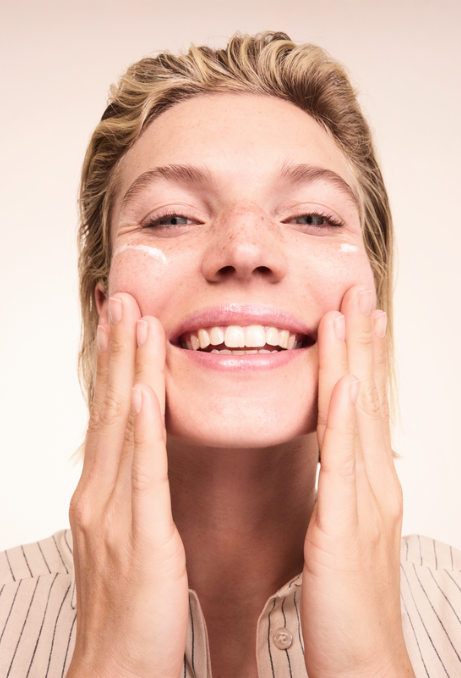 lavera basis sensitive Reinigungsschaum in der Anwendung