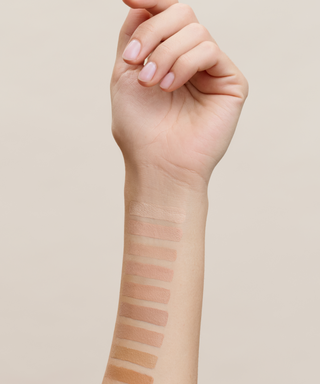 lavera Hyaluron Liquid Foundation -Warm Caramel 08- in der Anwendung