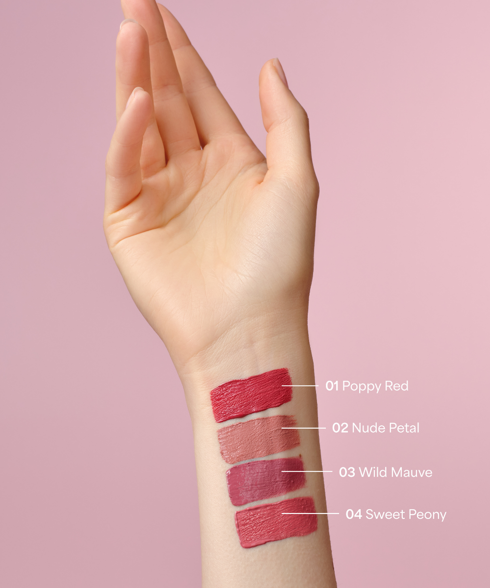 lavera Pure Satin Liquid Lipstick -Nude Petal 02- in der Anwendung