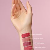 lavera Pure Satin Liquid Lipstick -Nude Petal 02- podczas aplikacji