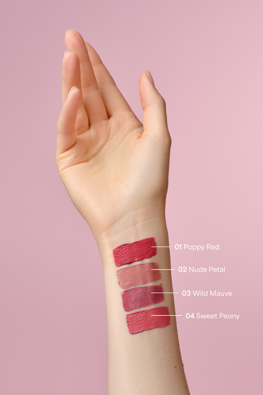 lavera Pure Satin Liquid Lipstick -Nude Petal 02- podczas aplikacji