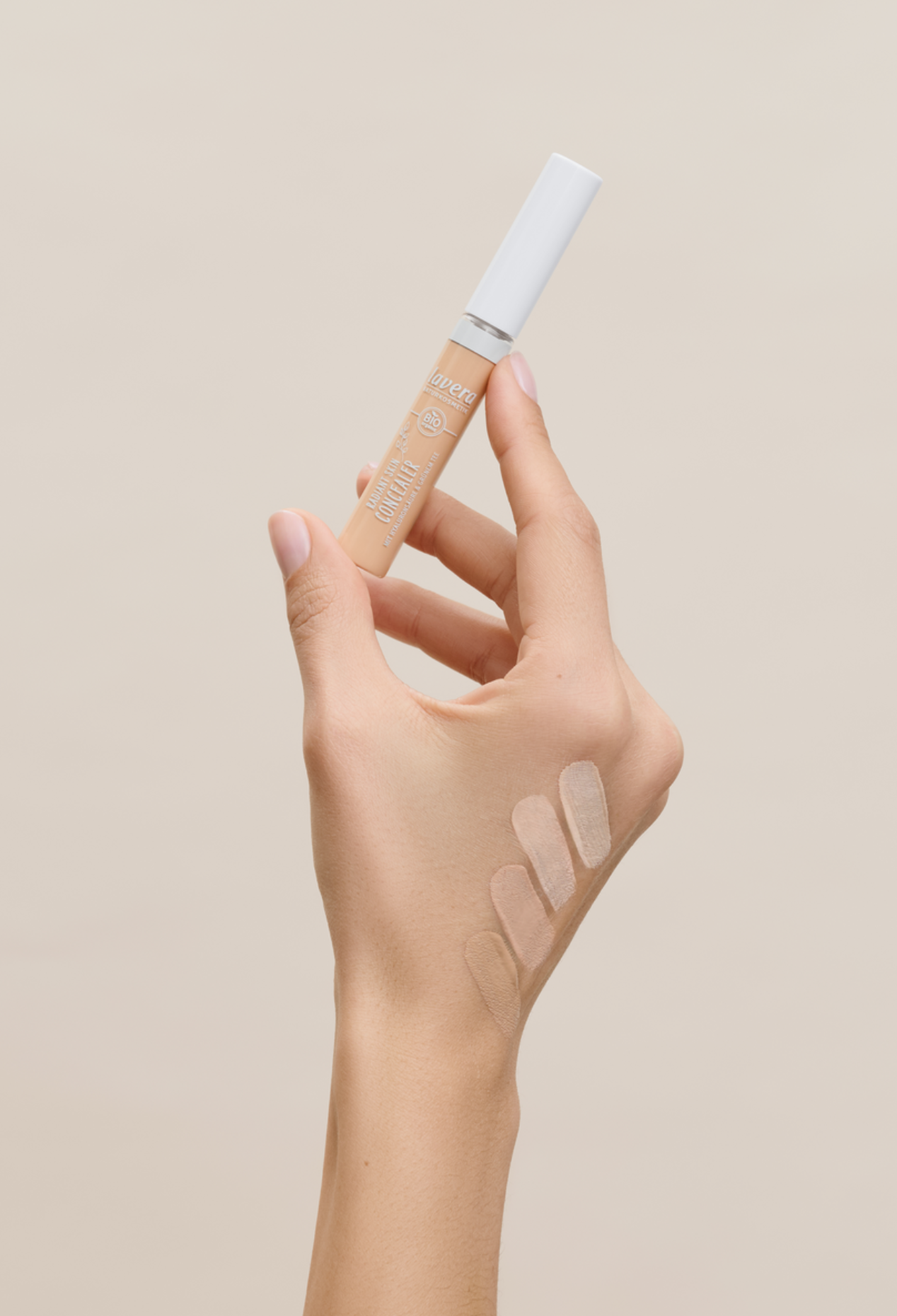 lavera Radiant Skin Concealer -Ivory 01- podczas aplikacji