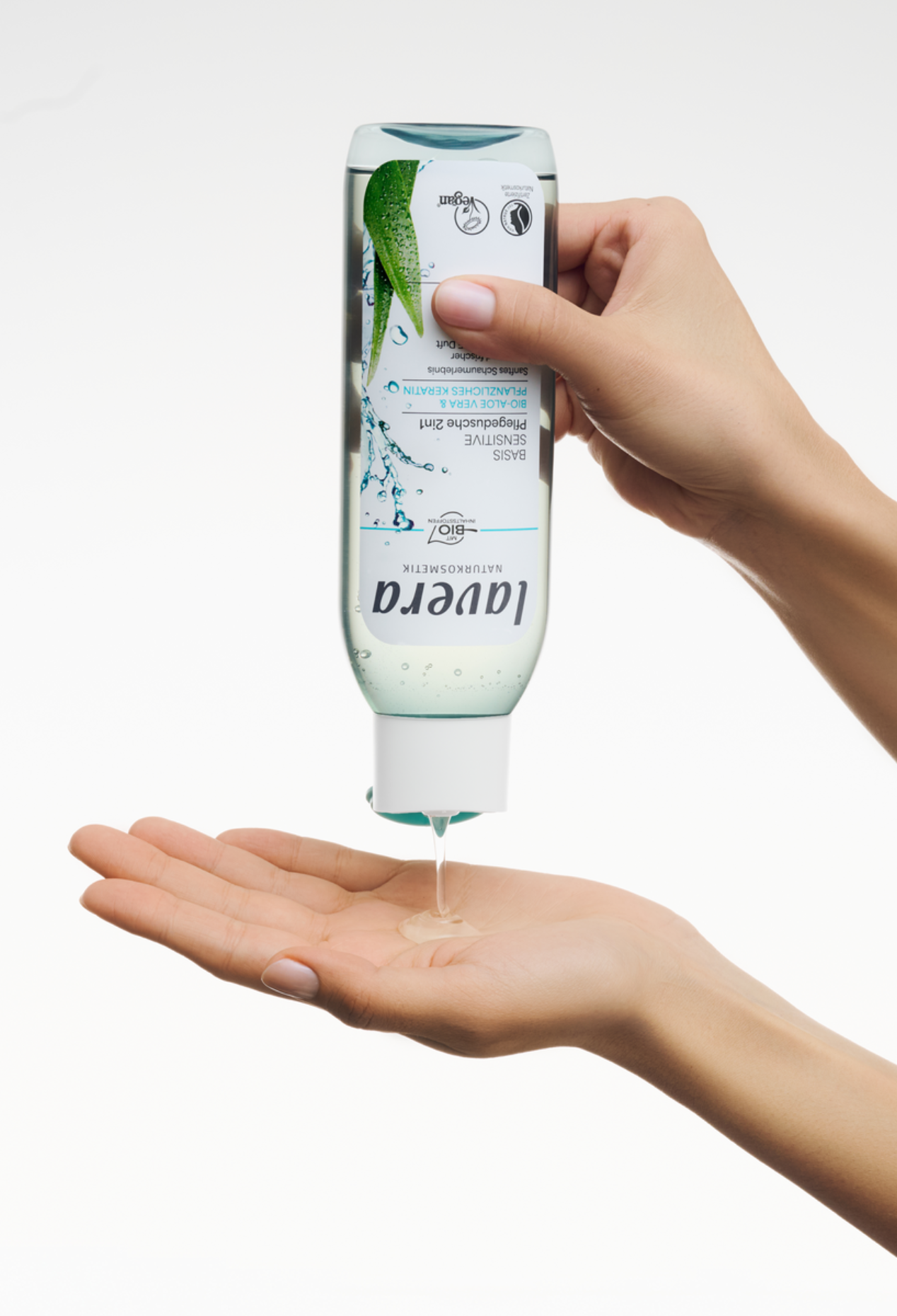 lavera Żel pod prysznic basis sensitive 2w1 podczas aplikacji