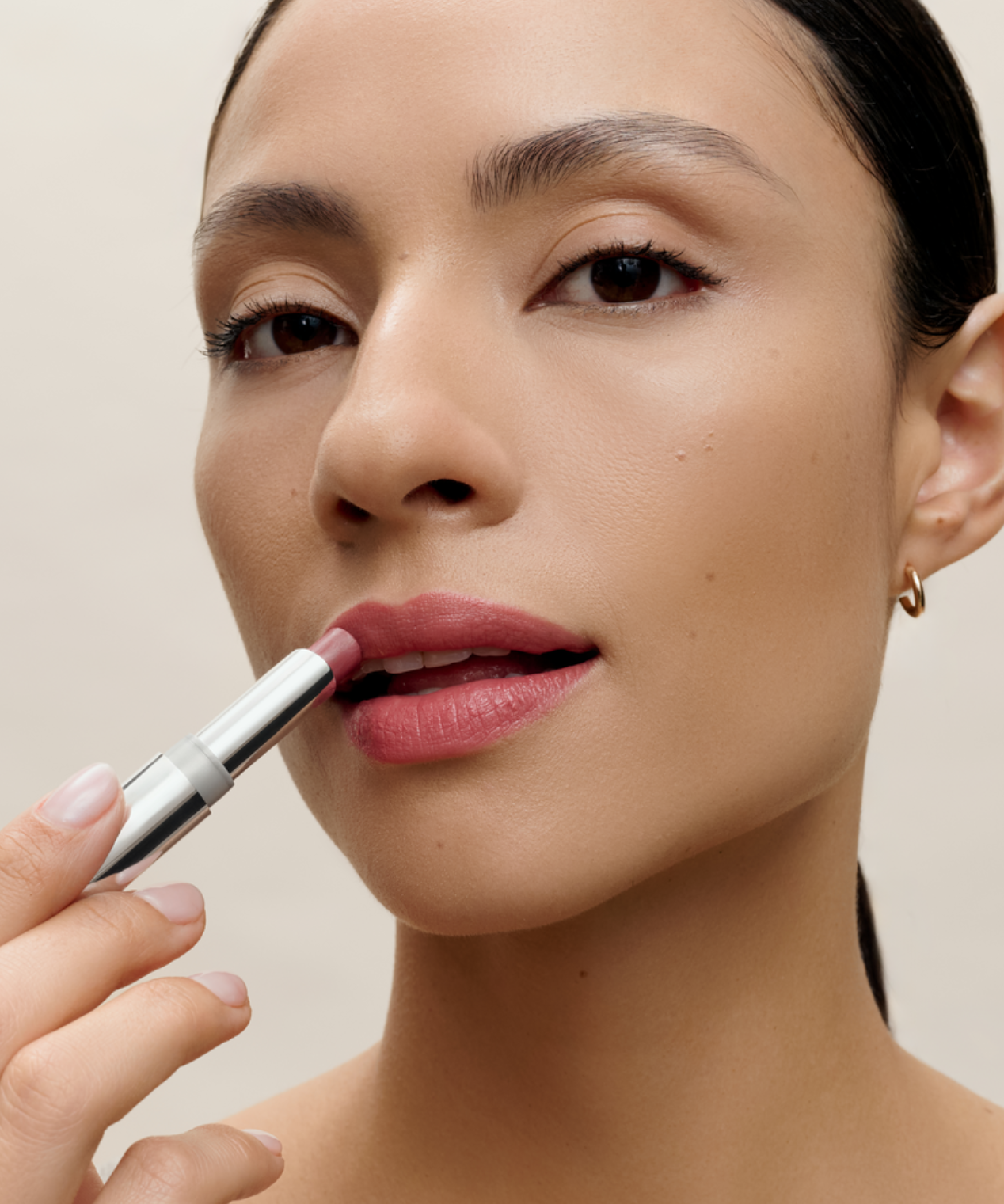 lavera Melting Glow Lipstick -Glazed Cherry 01- in der Anwendung