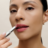 lavera Melting Glow Lipstick -Glazed Cherry 01- in der Anwendung